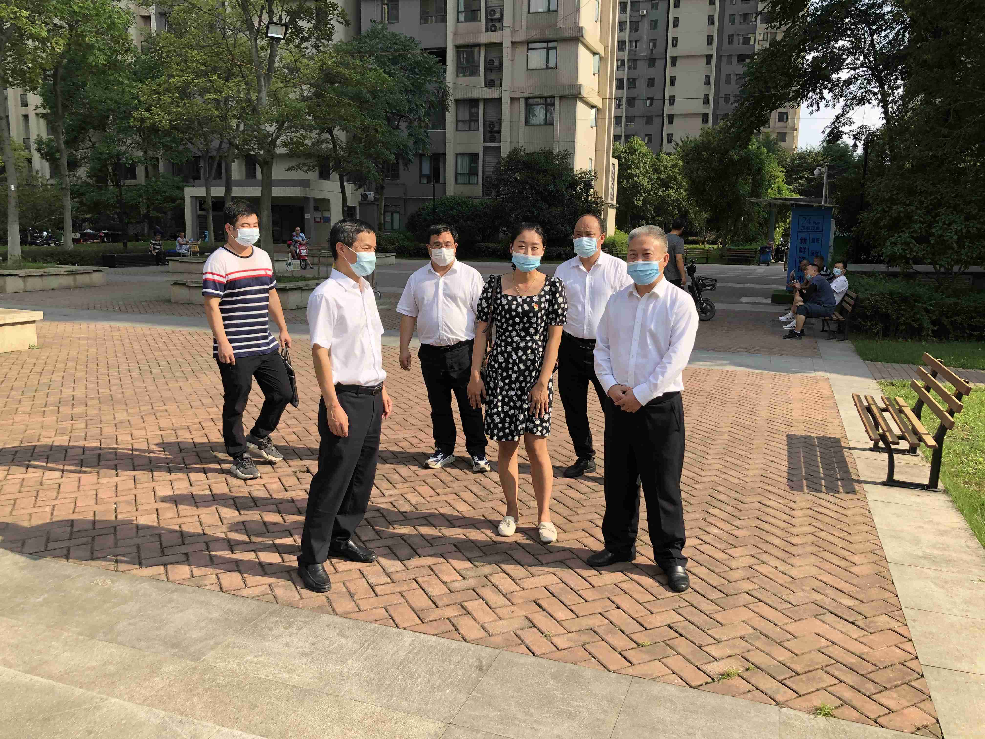 城建集團(tuán)黨委委員、紀(jì)委書(shū)記楊杰在社區(qū)檢查修復(fù)工作.jpg